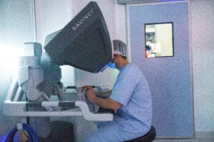 Dr. Tudor Mateescu operează la consola sistemului robotic Da Vinci în timpul unei intervenții de chirurgie toracică asistată robotic la Spitalul MedLife Medici’s Timișoara.