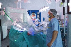Dr. Tudor Mateescu și echipa medicală în timpul unei intervenții de chirurgie toracică asistată robotic pentru tratarea unui caz de cancer pulmonar.
